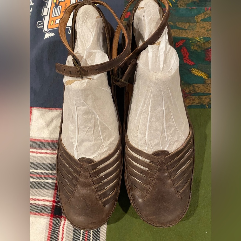 Clarks Artisan Collection brown leather wedge sandals with ankle strap, size 6